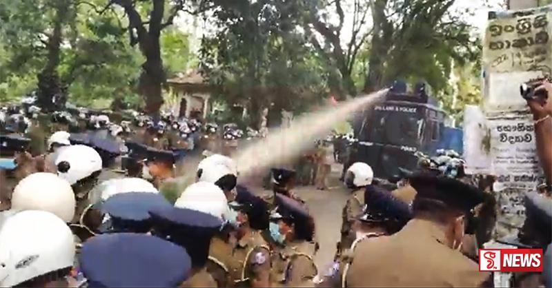 පේරාදෙණියේ විරෝධතා පා ගමනකට කඳුළු ගෑස්