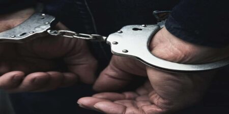 පොලිස් නිලධාරියෙකු ලෙස පෙනී සිට නිල් මැණිකක් කොල්ලකෑ පුද්ගලයෙකු අත්අඩංගුවට