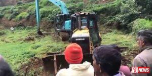 බැකෝ යන්ත්රයකින් විරෝධතාවය දැක් වු පිරිසකට ජල ප්රහාරයක්