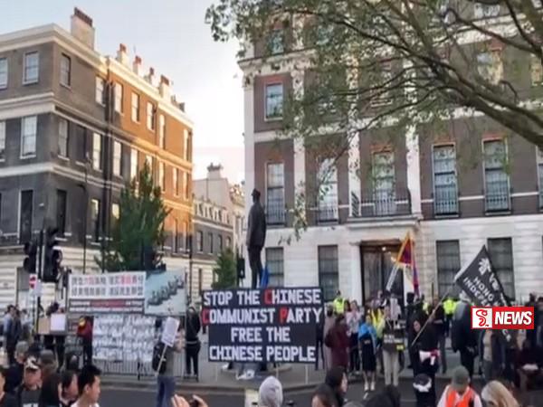 චීනයට එරෙහිව ලන්ඩනයේ විරෝධතා.