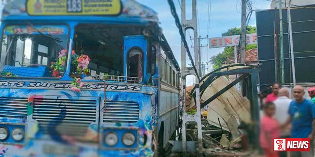 දෙදෙනෙකු රෝහල් ගත කර බස් රථ අනතුර