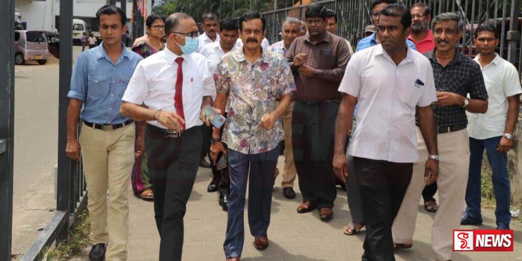 මධ්යම පළාත් ආණ්ඩුකාරවරයා මහනුවර දුම්රියපොළ වෙළඳ සංකීර්ණයේ නීරීක්ෂණ චාරිකාවක