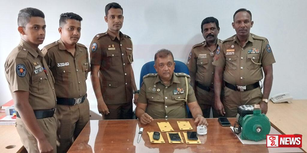 පොලිස් නිලධාරීන් ලෙස පවසා මංකොල්ලකාලා