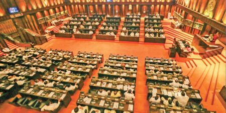 අද දිනයේදීත් පෙරවරු 9.30 ට පාර්ලිමේන්තුව රැස් වුණා