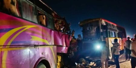 ගුවන් පාලමක් මත බස් රථ අනතුරක්