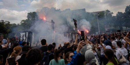 ප්රංශයේ ගැටුම්වලින් පොලිස් නිලධාරීන් 249 පමණ තුවාල