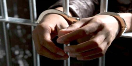 පොලිස් නිලධාරීන් ලෙස පෙනී සිට මුදල් හා දේපොළ සොරකම් කළ 10ක් අත්අඩංගුවට