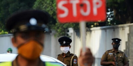 පොලිස් අණ නොතකා කුරුණෑගල දෙසට පලා යමින් තිබූ මෝටර් රථයක් පොලිස් භාරයට