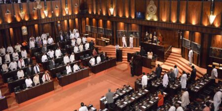 “යනවා මෙතනින් යන්න”- නි.කතානායකට මල පනි (වීඩියෝ)