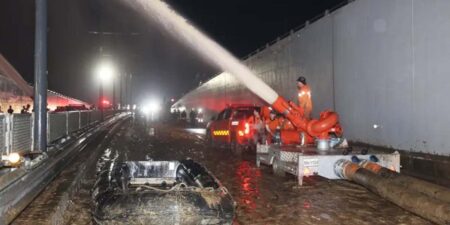 දකුණු කොරියාවේ උමං මාර්ගයක් ජලයෙන් යටවෙයි