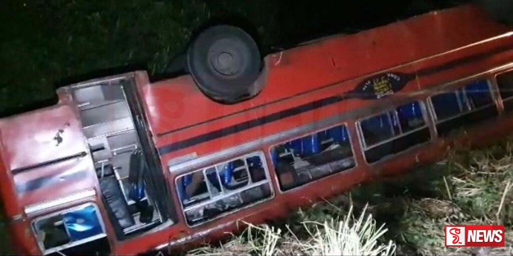 බස් රථයක් ප්රපාතයකට පෙරලීමෙන් පුද්ගලයන් 18 ට තුවාල