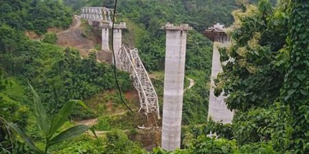 ඉන්දියාවේ පාලමක් කඩා වැටී 17 දෙනෙකු මරුට