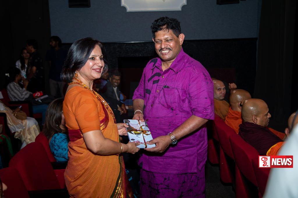 කරඬු ඇත්තු එළිදැක්වෙයි.