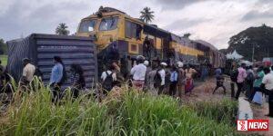 කන්ටේනර් රථයක් හා දුම්රියක් එකිනෙක ගැටෙයි