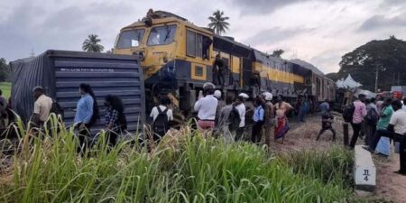 කන්ටේනර් රථයක් හා දුම්රියක් එකිනෙක ගැටෙයි