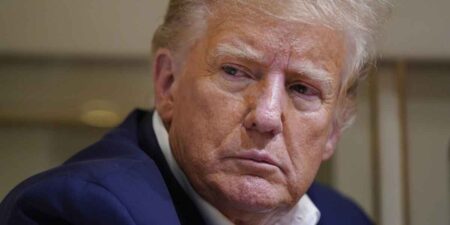 ට්රම්ප් ජොර්ජියාවේ බන්ධනාගාරයකට භාර වෙයි