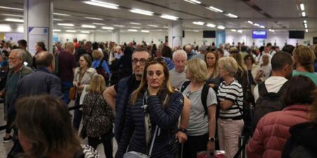 එංගලන්තයේ ගුවන් පාලක පද්ධතිය බිඳ වැටීමෙන් මගීන් අපහසුතාවයට