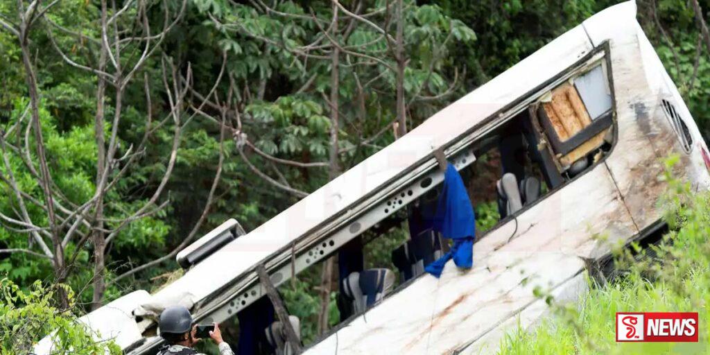 මෙක්සිකෝවේ බස්රථ අනතුරින් 18 ක් මරුට