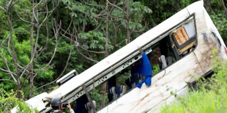 මෙක්සිකෝවේ බස්රථ අනතුරින් 18 ක් මරුට