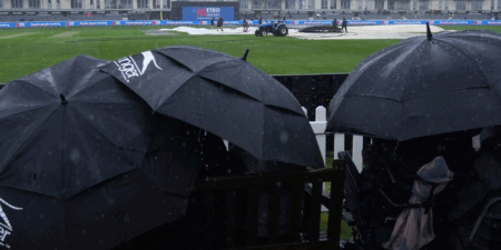 අයර්ලන්ත හා එංගලන්ත කණ්ඩායම අතර පැවති තරගය අතහැර දමයි