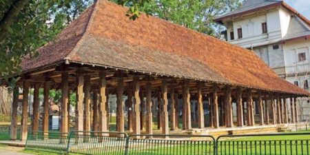 රාජකීය මඟුල් මඩුව සහ බීසෝ උල්පැන්ගේ සන්නස් පත්රයකින් ශ්රී දළදා මාලිගාවට