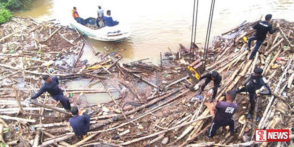 ගාල්ල වක්වැල්ල පාලම තුළ සිරවූ අපද්රව්ය ඉවත් කිරීමේ මෙහෙයුමක්