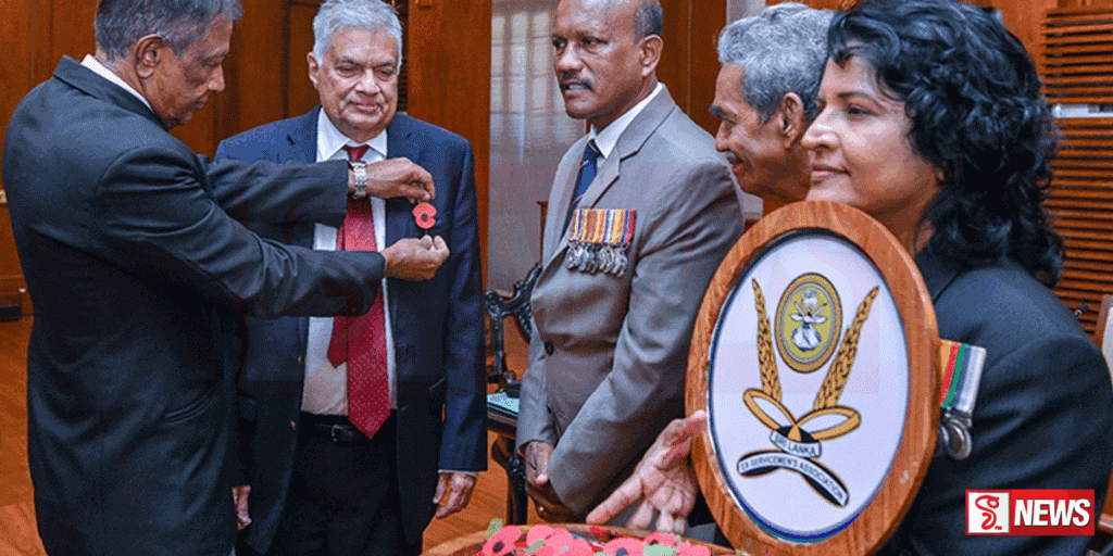 පොපි මල් දිනය නිමිත්තෙන් පළමු පොපි මල ජනපතිට