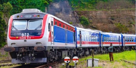 ප්රධාන මාර්ගයේ දුම්රියක් පීලි පනී