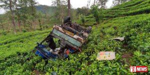 ලොරි රථයක් අඩි 50 ක් පමණ වු ප්රපාතයට පෙරලෙයි