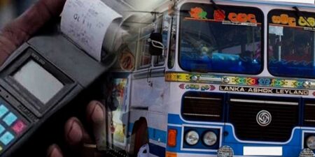 කොන්දොස්තරවරයෙක් බසයකින් ඇද වැටෙයි