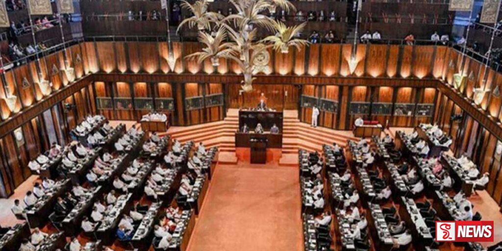 පාර්ලිමේන්තුව හදිසියේ කල් තබයි