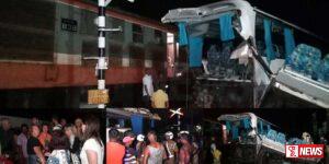 විදෙස් සංචාරකයින් පිරිසක් රැගත් බස් රථයක් දුම්රියක ගැටෙයි