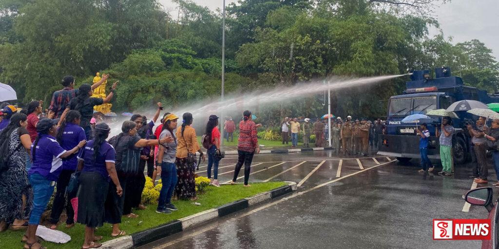 කාන්තා සංවිධාන විරෝධතාවයට පොලිසියෙන් ජල ප්රහාරයක්