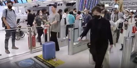 වීසා නිකුත් කිරීම ඉන්දියානු සමාගමකට? එල කොල්ලෙක් ගුවන්තොටුපොළේ තනියම ගේම ඉල්ලයි! (වීඩියෝ)