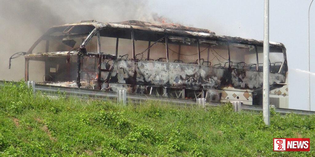 සැප බසයක් අධිවේගයේදී ගිනි ගනී