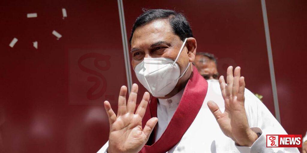 බැසිල්ට හිමි විය යුතු පුටුව (වීඩියෝ)