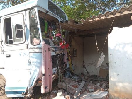 රියදුරු රෝගී වීමෙන් බස් රථයක් අනතුරට