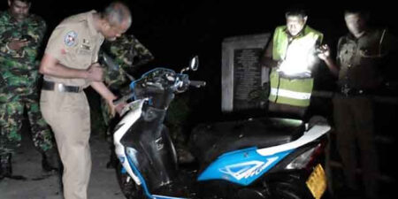 දියේ ගිල්වූ ස්කූටිය