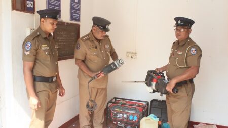 නිධන් හැරූ පිරිසක් පොලිස් අත්අඩංගුවට