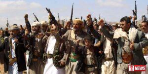 හූති සටන්කරුවෝ මිසයිල ප්රහාර එල්ල කරයි