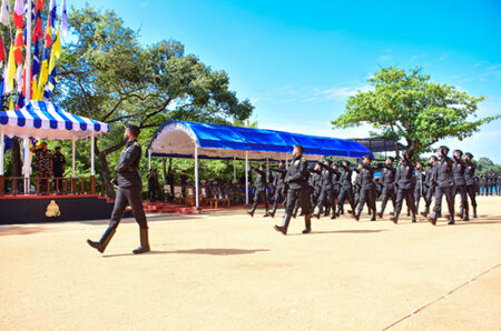විශේෂ යාත්රා බලඝණ පුහුණුව සාර්ථකව සම්පූර්ණ කළ නව සාමාජිකයන් 21 ක් වෙත ලාංඡන පළඳවයි