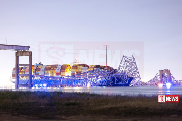 ඇමරිකාවේ පාලමක් කඩා වැටීමේ අනතුර සිදුකළ නෞකාව ලංකාවට