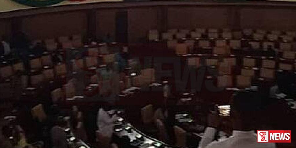 විදුලිය විසන්ධි කළ පාර්ලිමේන්තුව