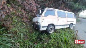 මාර්ගය හරහා දිව ගිය කදුකර කොටියෙකු බේරා ගැනිමට උත්සහ කල වැන් රථයක් අනතුරට