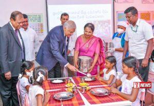 ජනපති රනිල් ඊයේ බත් බෙදූ හැටි (Photos)