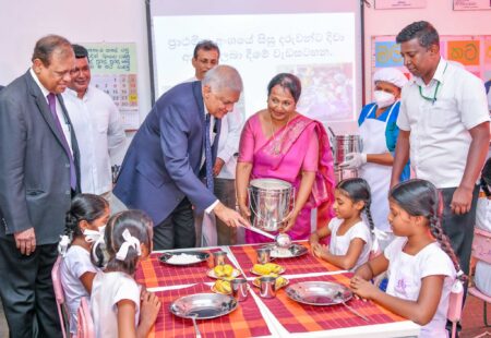 ජනපති රනිල් ඊයේ බත් බෙදූ හැටි (Photos)