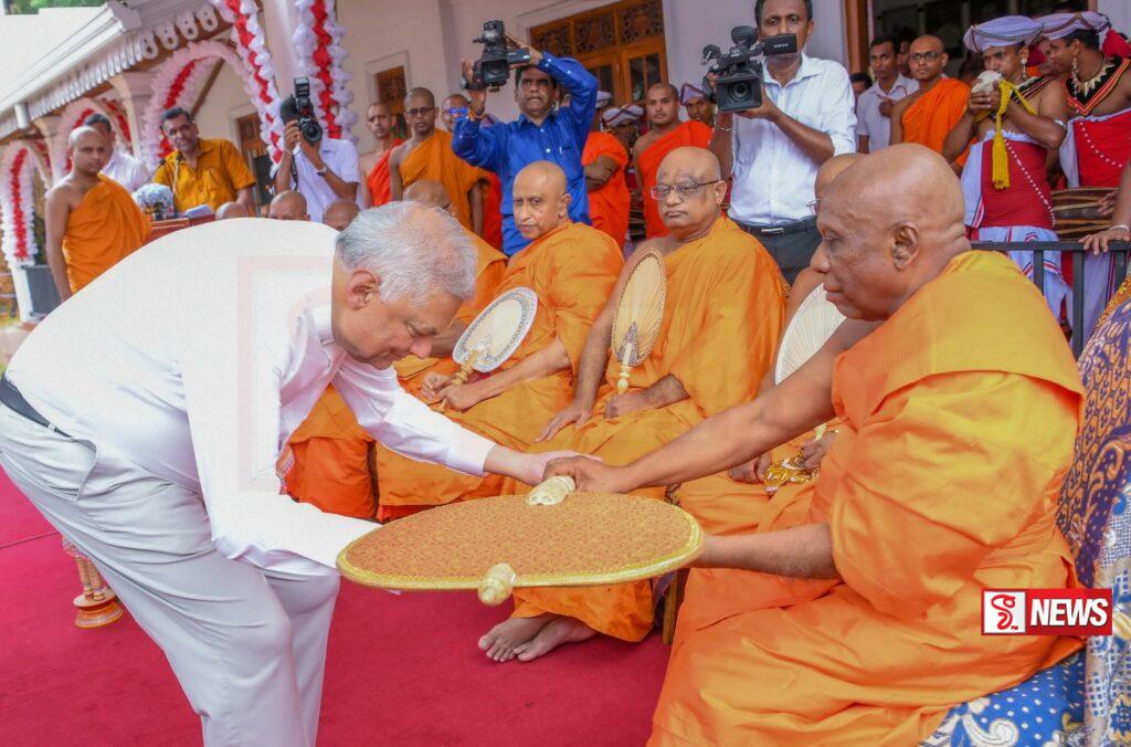 අභිනව පදවිවලින් පිදුම් ලද පූජ්ය මහරගම නන්ද නාහිමිපාණන් වහන්සේට ශ්රී සන්නස් පත්ර පිළිගන්වයි