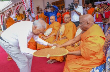 අභිනව පදවිවලින් පිදුම් ලද පූජ්ය මහරගම නන්ද නාහිමිපාණන් වහන්සේට ශ්රී සන්නස් පත්ර පිළිගන්වයි