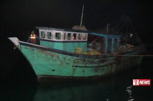 ඉන්දීය ධිවරයින් පිරිසක් නාවික හමුදා අත්අඩංගුවට