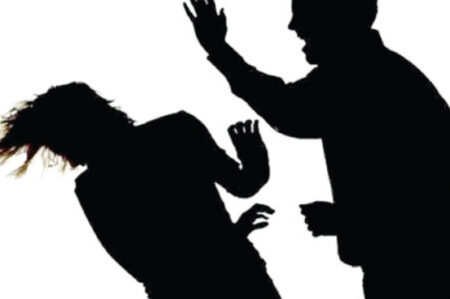 සංචාරකයින් දෙදෙනෙකුට දුම්රිය සේවකයින්ගෙන් සංග්රහයක්
